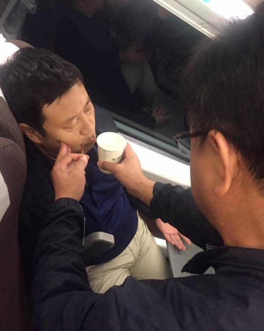 “我赶到现场时，石副校长已经给患者用上了针灸，当时患者右眼处有擦伤，右侧鼻孔有轻微出血。”现场的学生田晓君说。