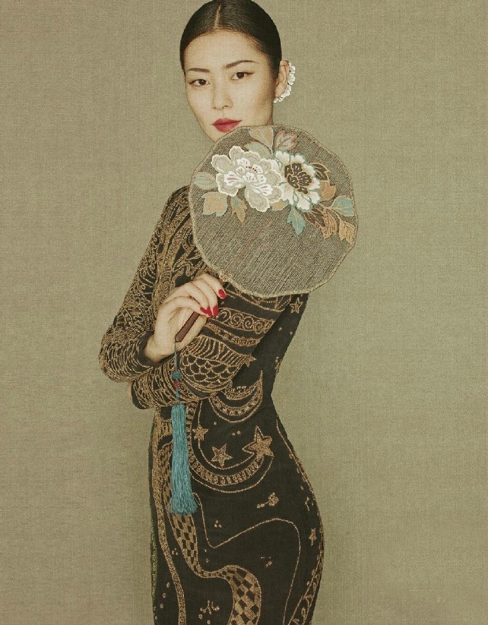 刘雯为《时尚芭莎》拍摄了一组写真大片，时尚摩登的刘雯此次化身为古典美女。