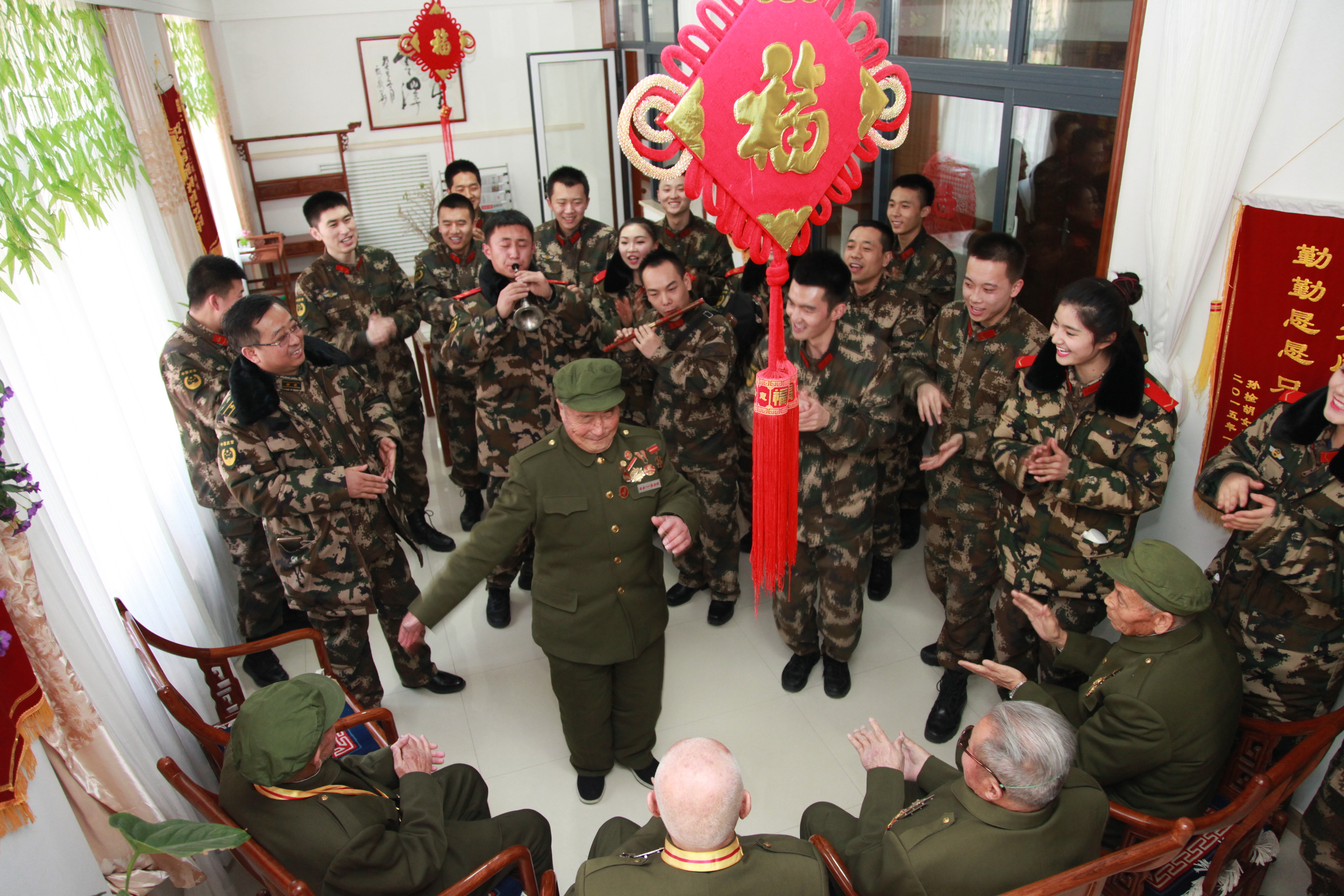 2016年1月28日,武警陕西省总队政治部文工队来到延安八一敬老院,以特有的方式表达对革命前辈的崇敬之情。图为老红军战士踩着鼓点,扭起了欢快的秧歌。党忠斌摄