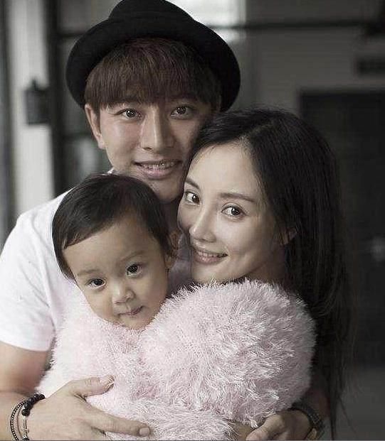 36岁李小璐出席活动衣服扣子突然崩开,她接下