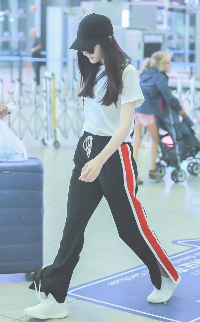 迪丽热巴最尴尬的出场,扣子扣错,毛衣穿反,大衣