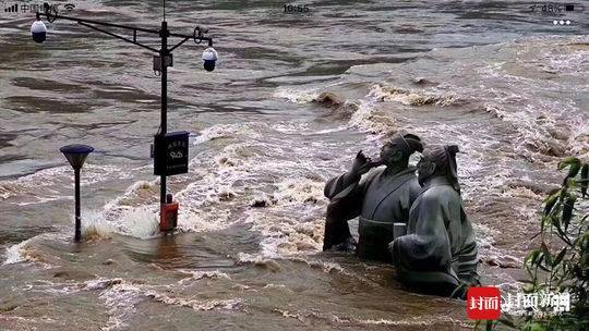 随着岷江水位不断上涨，该雕塑逐渐被淹，仅有头部露出水面，最后完全被江水淹没。