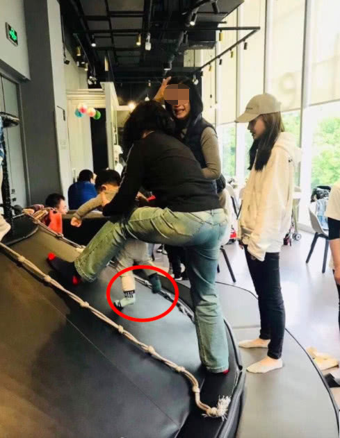 Angelababy带儿子参加亲子活动,小海绵脚上的