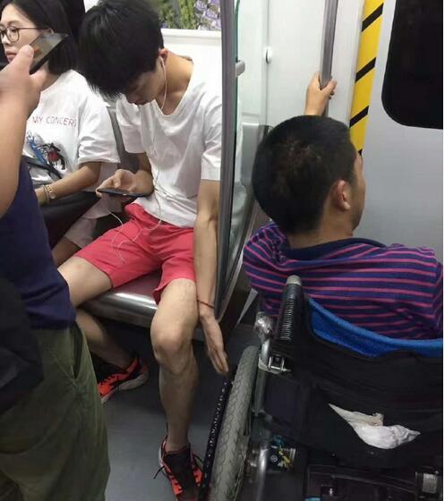 地铁上上来了个坐轮椅的残障人士,小帅哥一个动作征服了所有人!