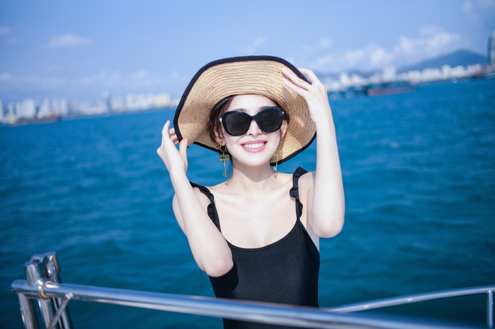 2019年2月14日,古力娜扎在社交平台上晒出自己度假的照片.