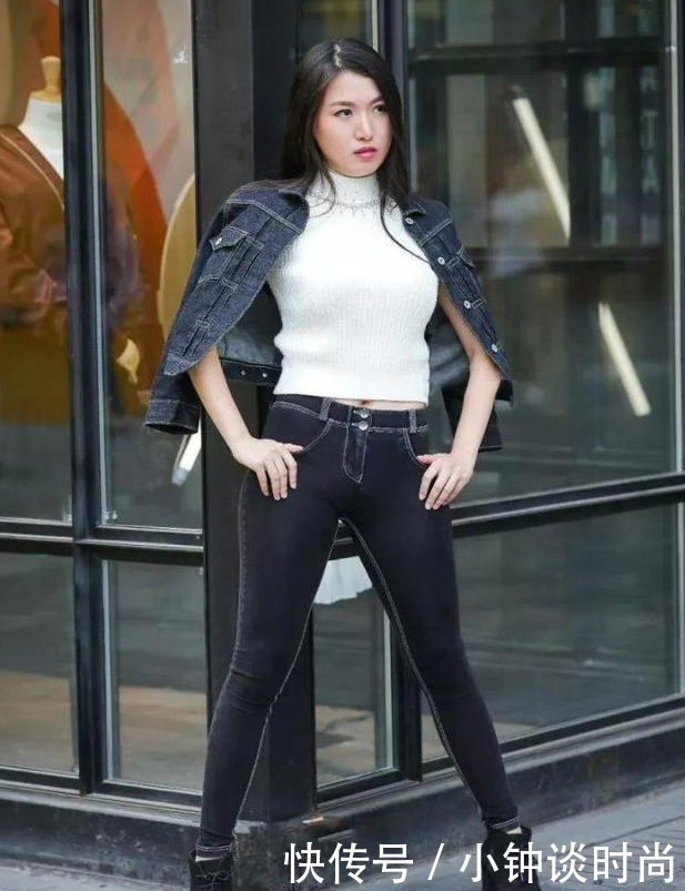 路人街拍,微胖型紧身打底裤美女,绷得太紧了!