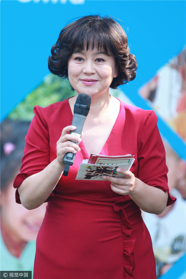 51岁鞠萍穿大红裙亮相 身材丰腴笑容甜美