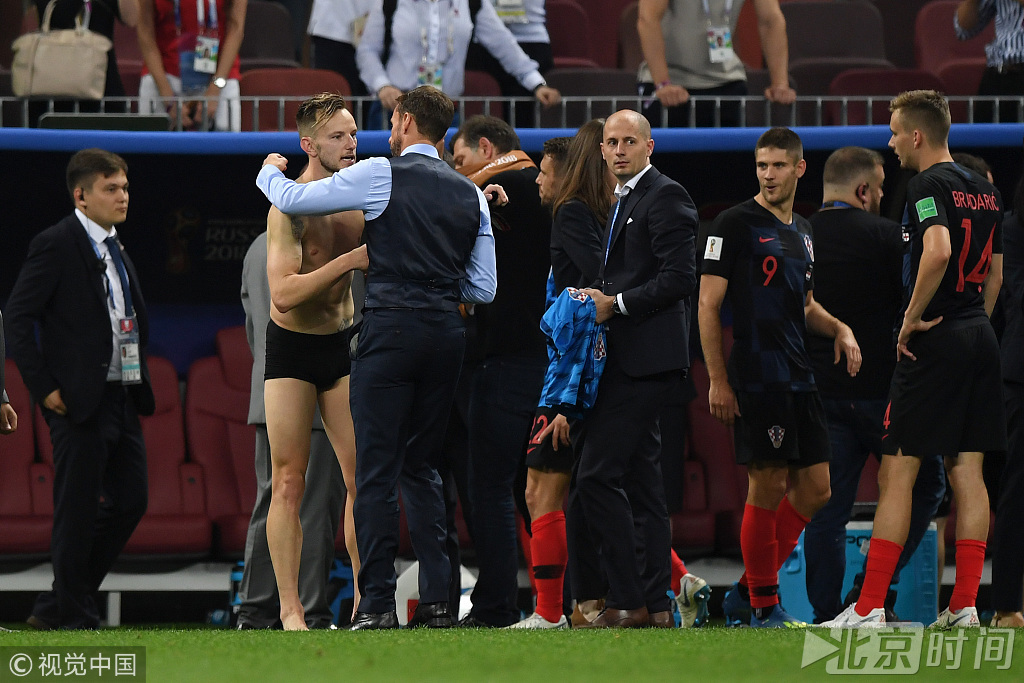 2018年7月11日，俄罗斯，2018俄罗斯世界杯半决赛，克罗地亚2-1逆转英格兰，拉基蒂奇赛后叒送球衣只剩内裤，
