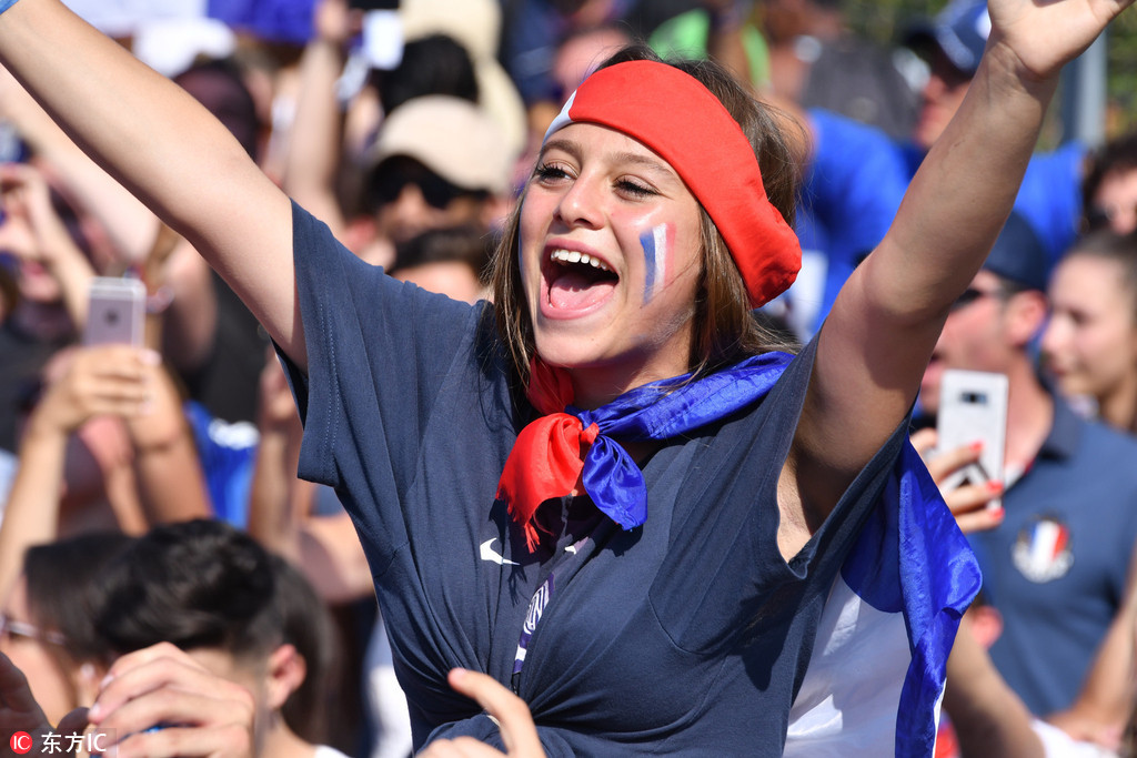 2018年俄罗斯世界杯决赛在莫斯科卢日尼基体育场打响，法国队与克罗地亚队上演巅峰对决。赛场美女球迷云集，好身材吸引眼球。