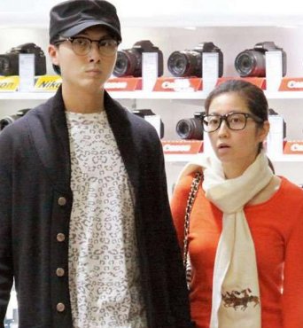 34岁香港视帝被爆离婚,妻子曾极力挽回,终究还