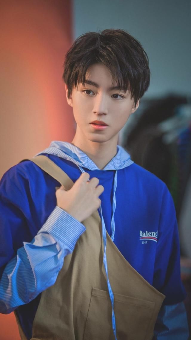 黑粉到底有多可怕?王俊凯被扑倒,鹿晗险出车祸