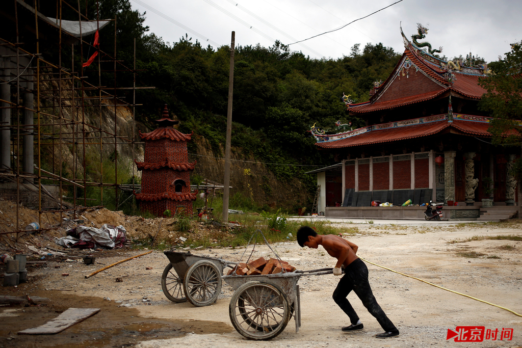 石神伟老家的村子许多人以外出修仿古建筑为业，他16岁时没考上高中，于是跟随叔伯辗转全国，修建寺庙、牌坊，曾去过山东、哈尔滨、江西等地，最近在泉州做工。