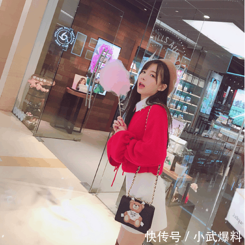 绿色短上衣配牛仔裤紧身裤, 整体效果很好!