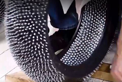 男子将3000枚螺钉在摩托车轮胎上,冰面上行走