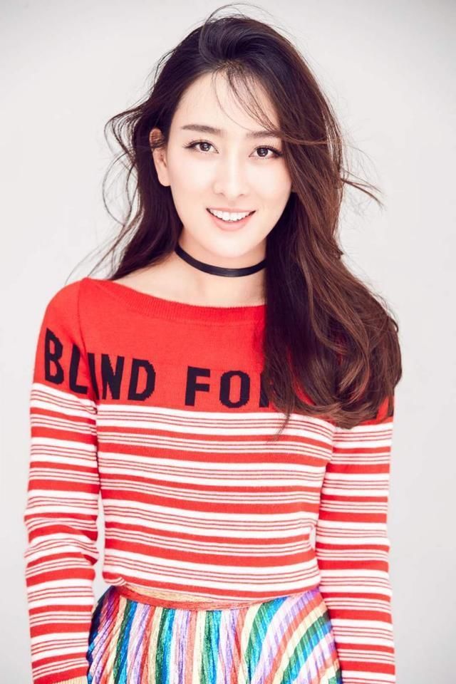 苏《男人装》上黑色透视紧身衣,大秀好身材,就