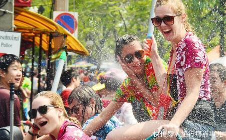 中国游客在日本购物,豪掷一万块买特产,回国