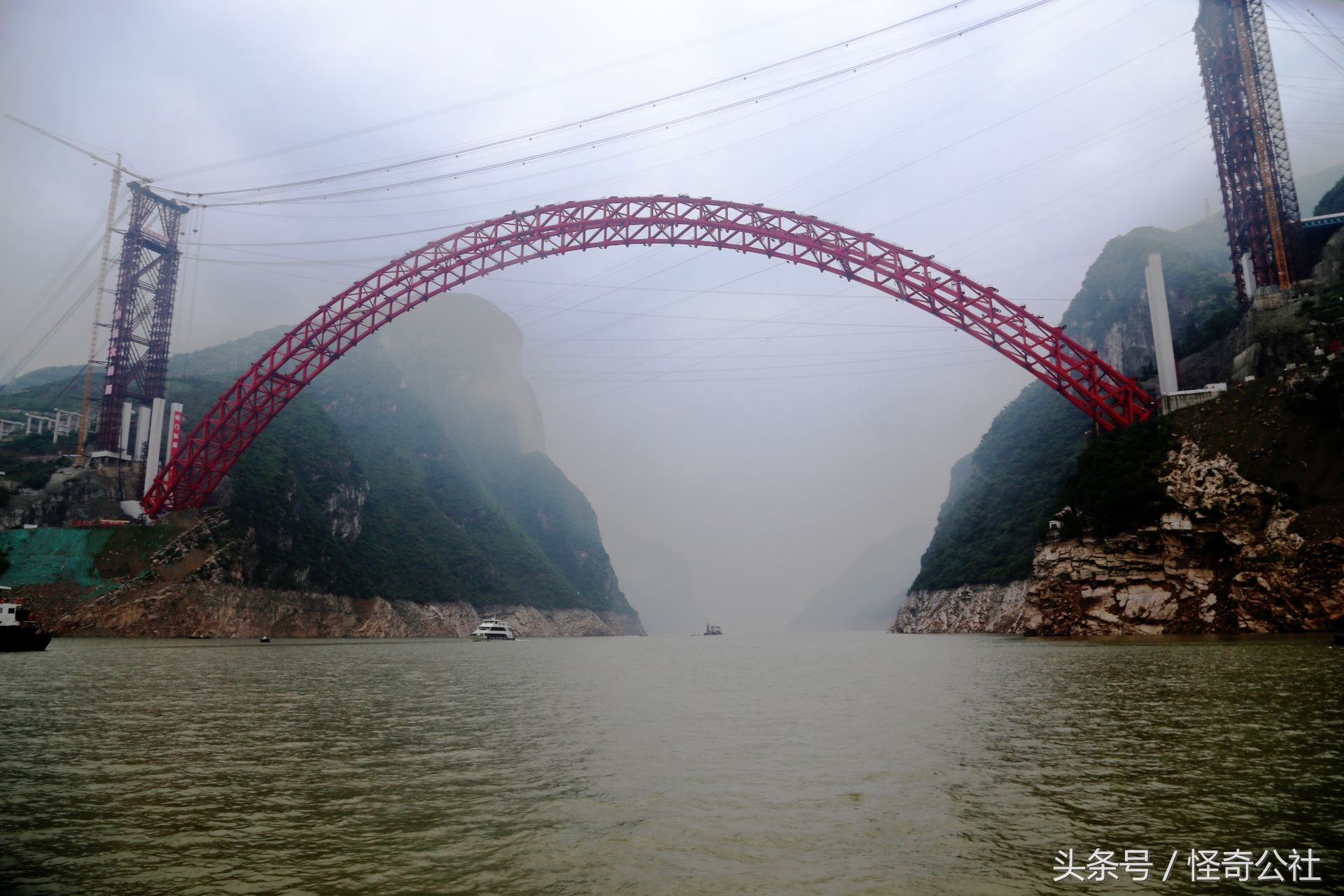 香溪长江公路大桥横跨秭归两岸,主桥72米,计划