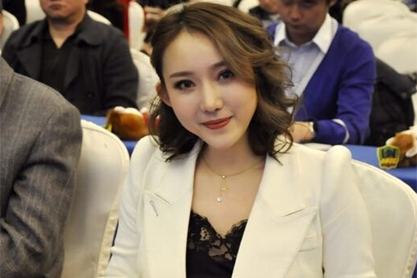 2015年,从来没有接触过足球的她,成为贵州智诚的老板,引援,签约曼萨诺