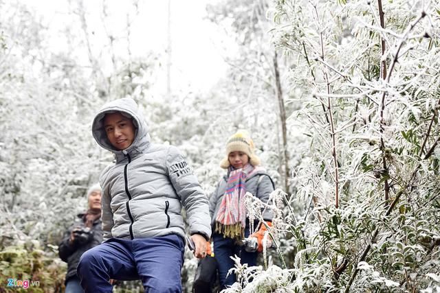 越南罕见下雪吸引各地游客蜂拥而至,赏雪车队