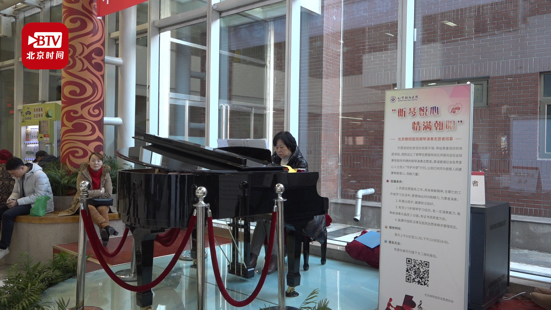 动听！在医院大厅弹钢琴 希望用音乐来舒缓患者心情
