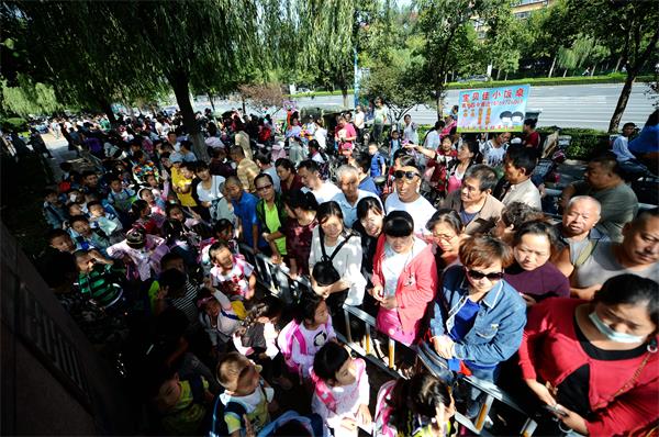 济南:开学拥堵开启 校门口堵成团
