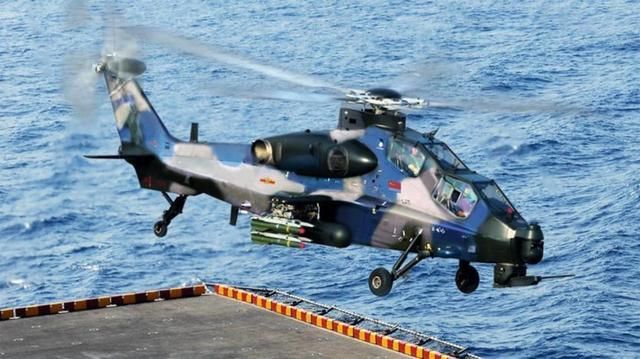 图为武直-10武装直升机在海军舰船上进行海上起降训练,机身涂装也改为