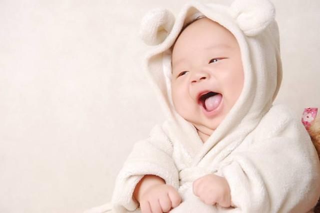 90后小夫妻给宝宝取四字名字,幼儿园闹笑话,只