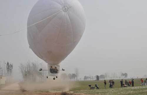 河南商丘农民石松波说，他对飞行总是痴迷不已，并希望自己能亲身体验飞行。为此，他花费大约30万元资金亲手打造了长23米、高10米的飞艇。 石松波首次乘坐这架飞艇飞入500米高空，持续飞行了近2个小时。