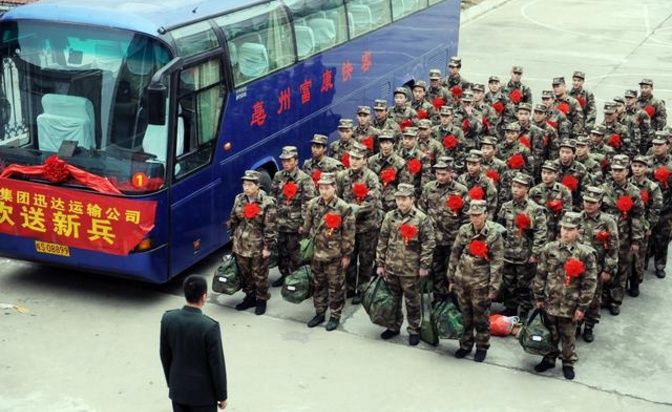 大学生参军两年拿26万,返校后怎么样了?前途又