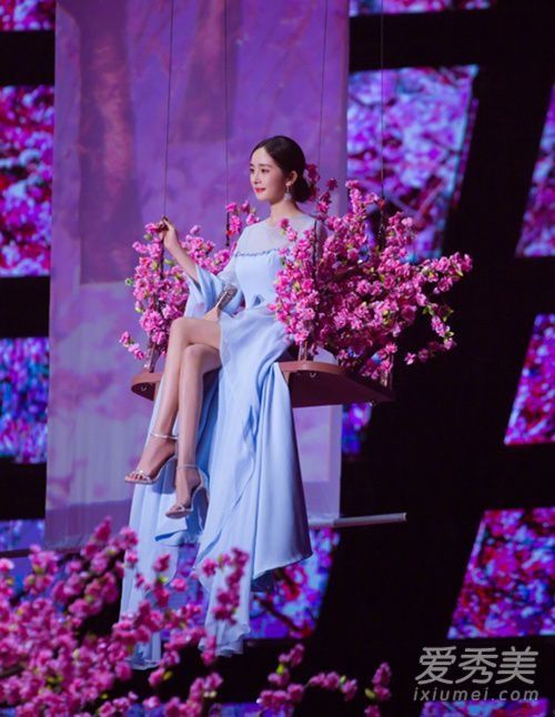 杨幂跨年夜晚会礼服美 穿水蓝色长裙大秀书法