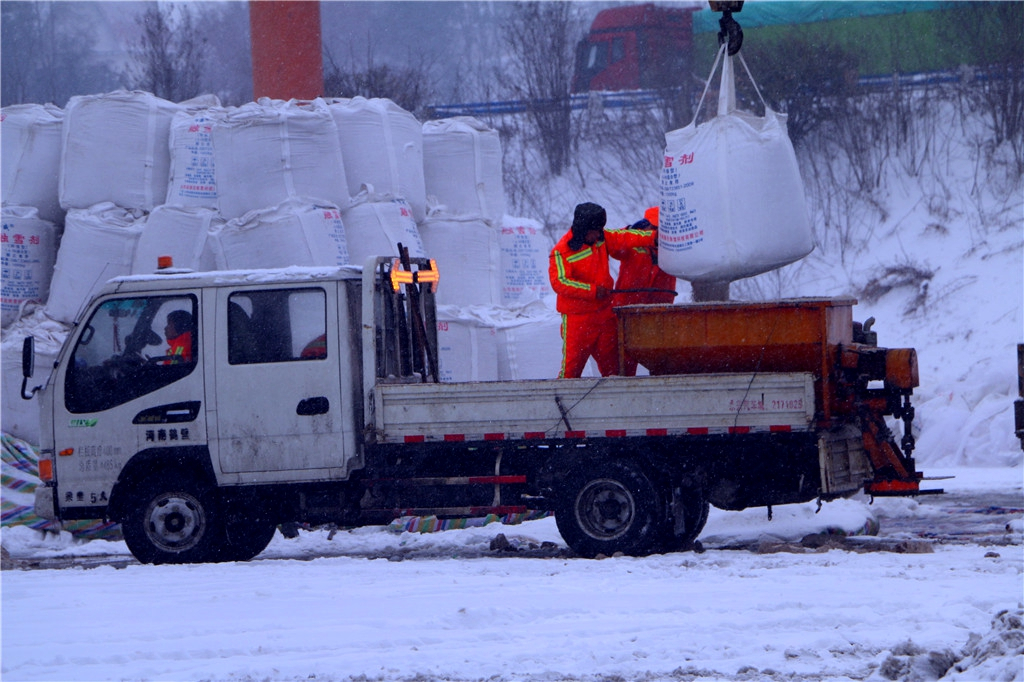 河南交通投资集团实业公司浴雪奋战 确保畅通