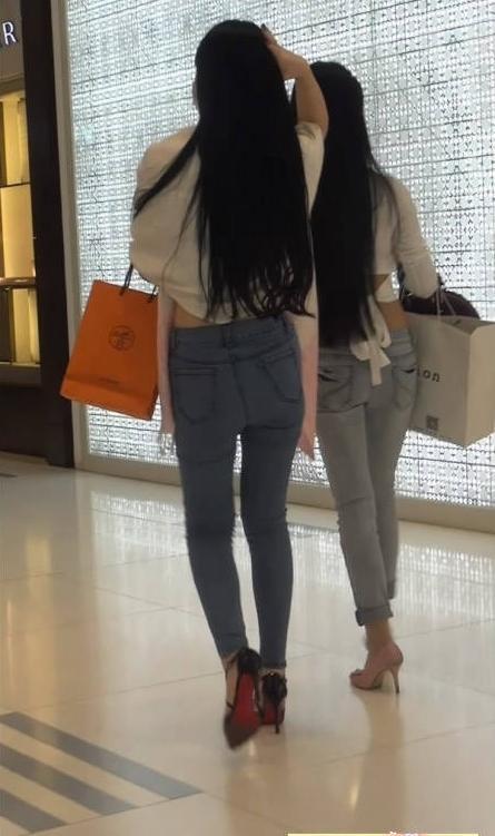 街拍: 商场偶遇,水洗白,蓝色,修身牛仔裤长发美