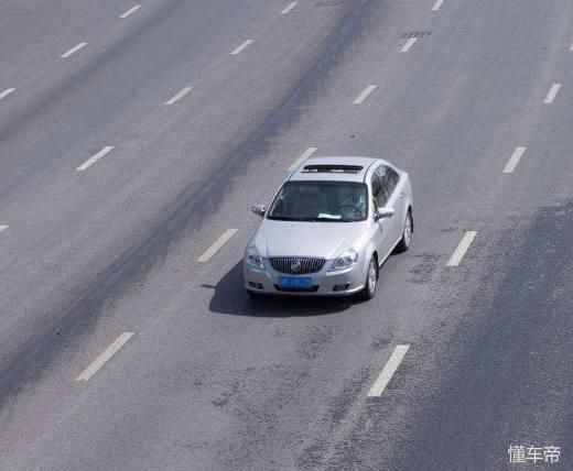 汽车行驶在高速上,如果遇到测速临时踩刹车管