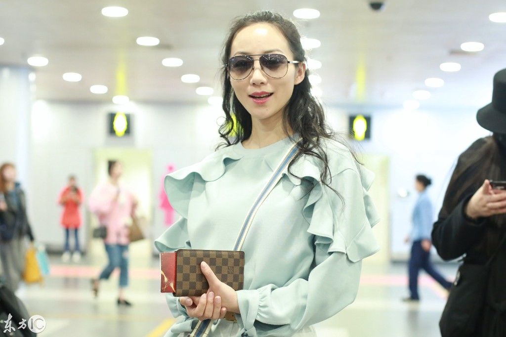 韩雪清凉短裤机场秀美腿遭粉丝簇拥 亲自搬行