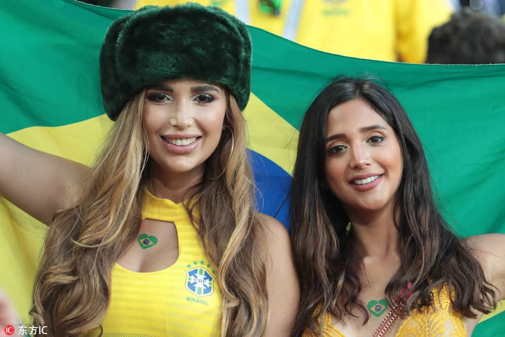 桑巴球迷怪异装扮