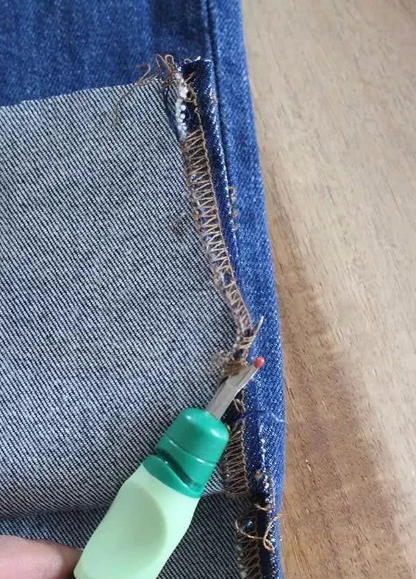 旧牛仔裤这样剪一剪,立马变身时髦流苏牛仔裤