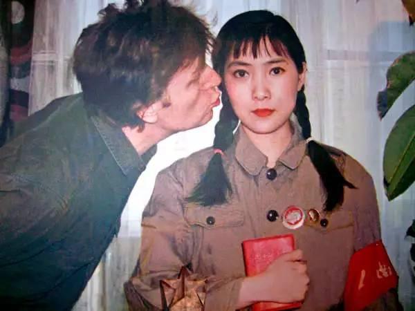 56岁沈丹萍与70岁德国老公近照,混血女儿长相