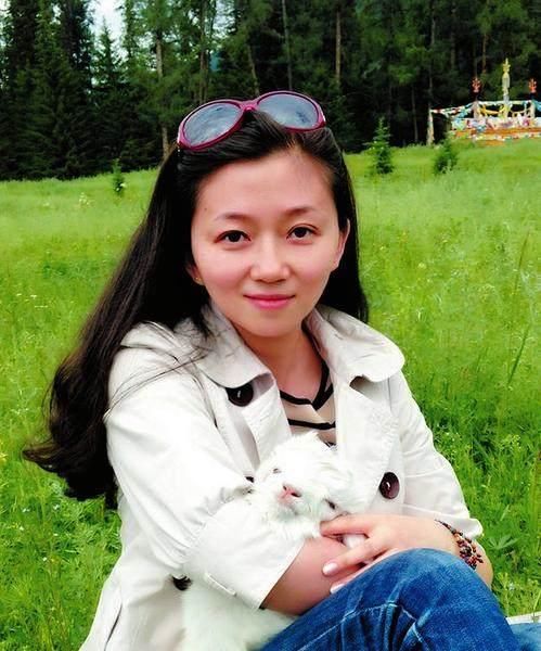 美女何薇书法:号称关中一枝花,把毛笔当扫帚,写字变成了扫字