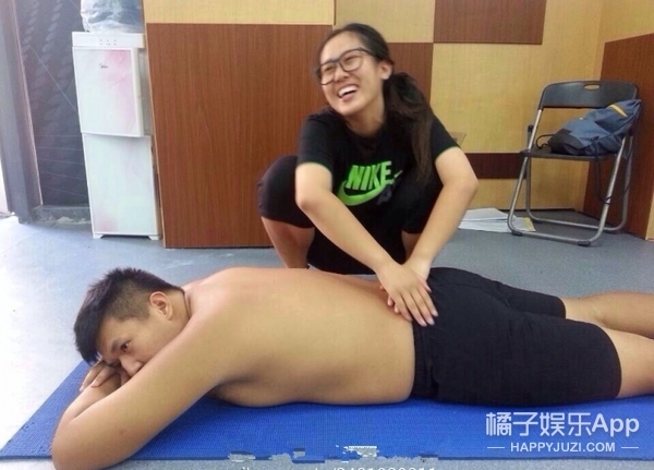 我记得当时跟及伟佳一块参加《超级减肥王》的还有一个叫祖嘉泽的男生，1991年的。就是躺着的这个boy，俩人在训练营经常互相鼓励帮助。