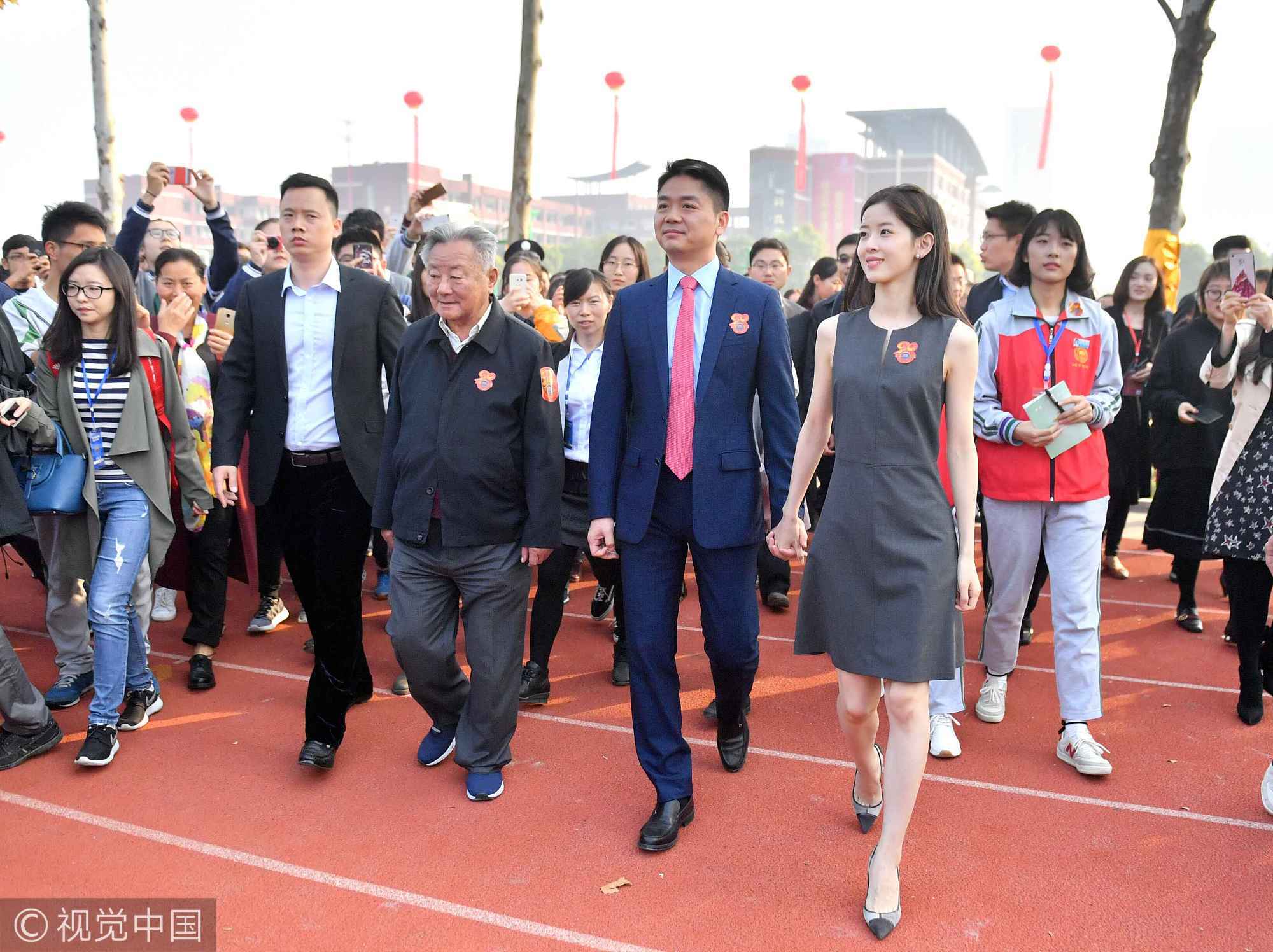 2017年10月28日,江苏宿迁,京东CEO刘强东偕妻子章泽天回到家乡江苏宿迁,出席其高中母校宿迁中学的90周年校庆,并发表演讲。