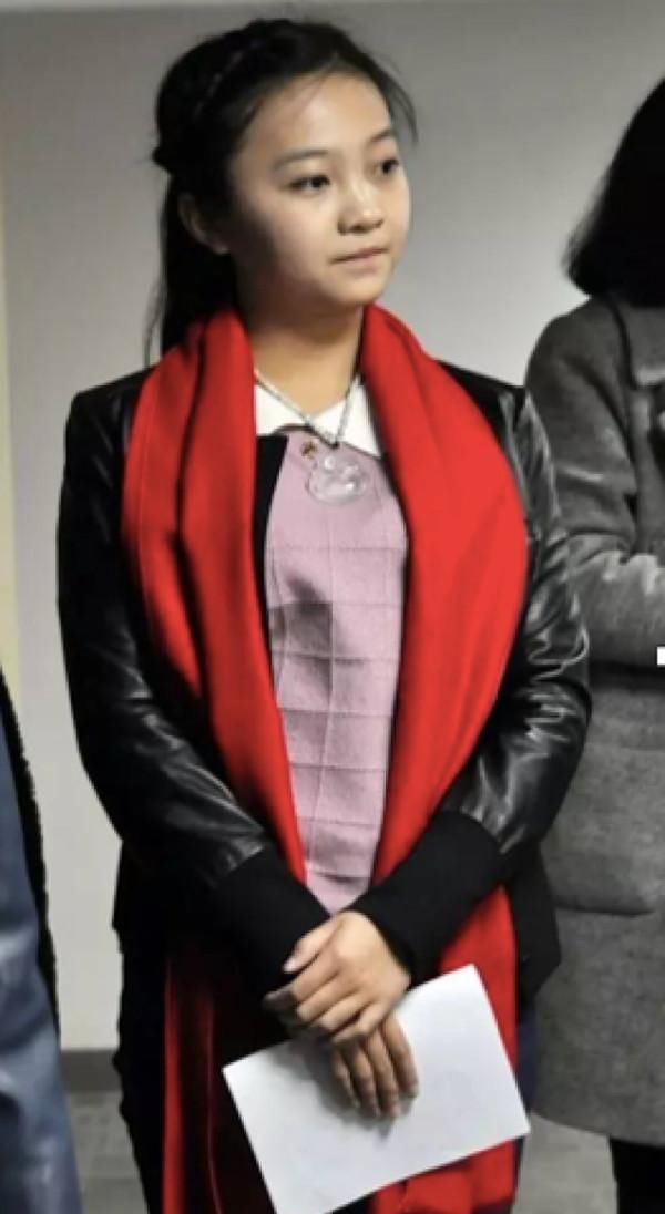 林妙可瘦出尖下巴合照抢着站中间!关晓彤买菜