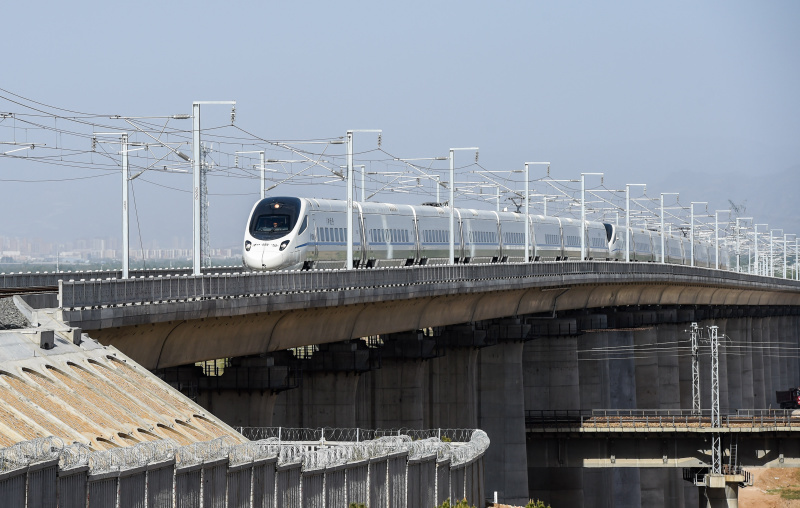 当日,加装检测设备的crh5a型动车组5052和5080重联从呼和浩特东高速场