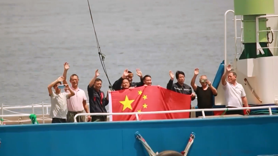 感谢祖国!中国渔民亚丁湾展国旗感谢军舰护航 感谢祖国!中国渔民亚丁湾展国旗感谢军舰护航