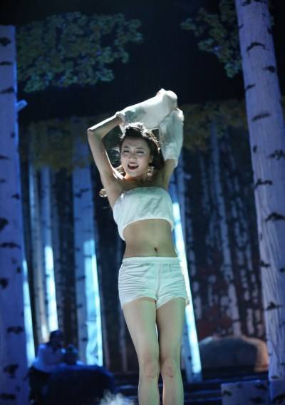 上戏表演系毕业公演 美女当众脱衣服 上戏表演系毕业公演 美女当众脱衣服