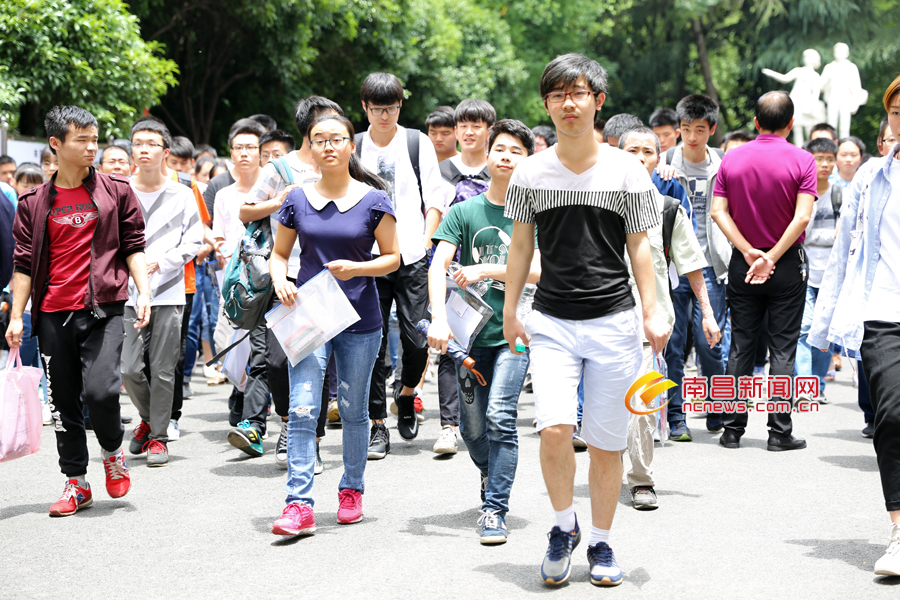 考生们步出考场