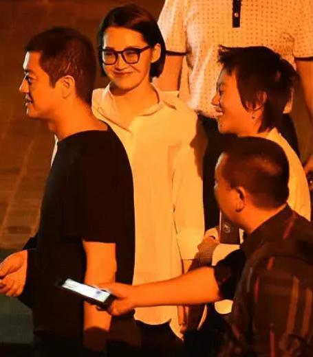李亚鹏有新欢了?红娘还是窦靖童,网友:王菲该