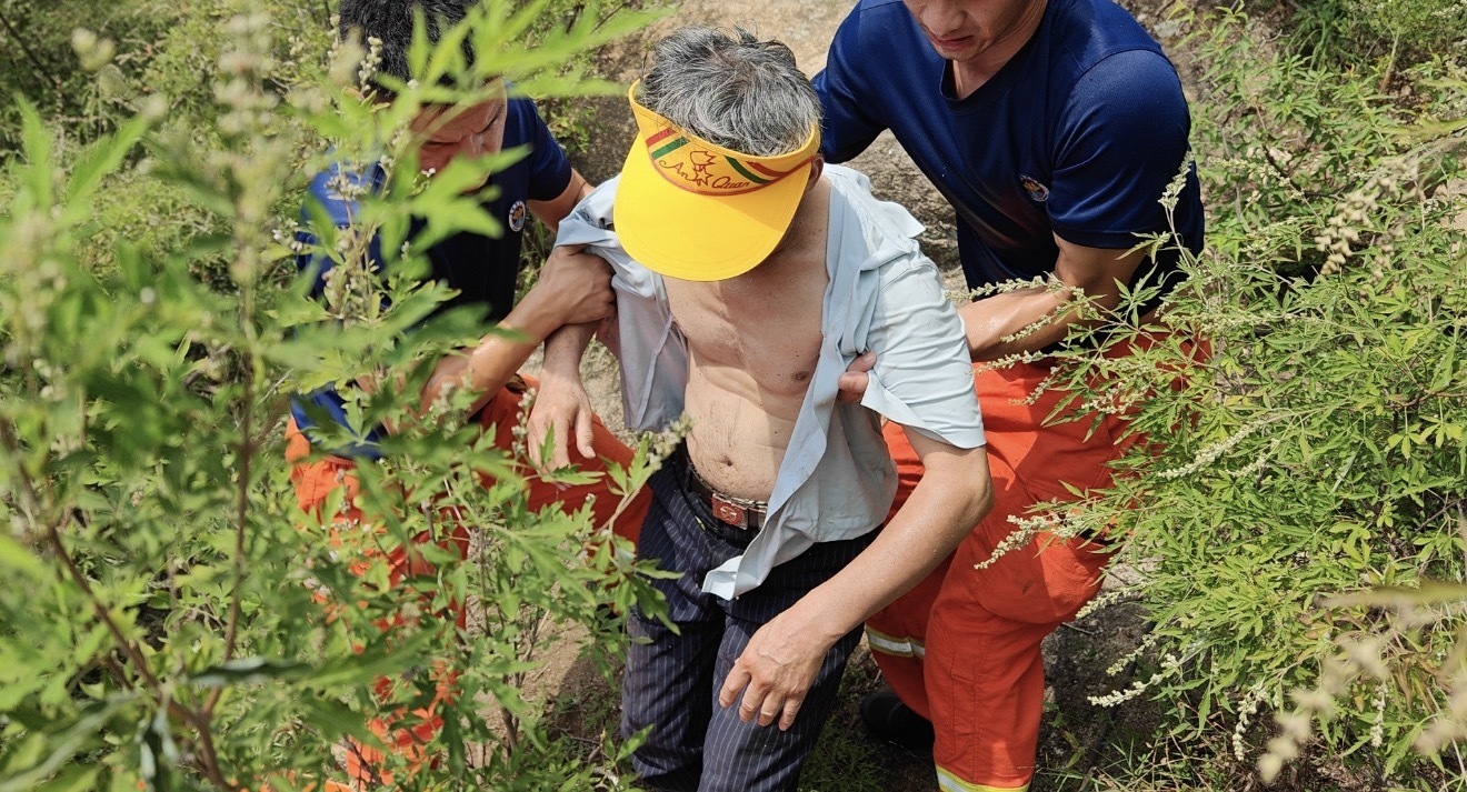 高温登山遇险！老人中暑被困，怀柔消防紧急营救