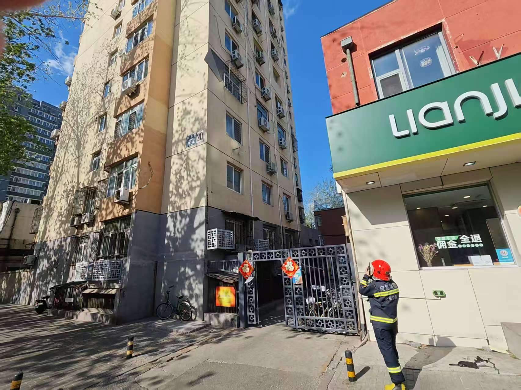 紧急出动!消防员化解大风天楼体外墙脱落危机 紧急出动!消防员化解大风天楼体外墙脱落危机