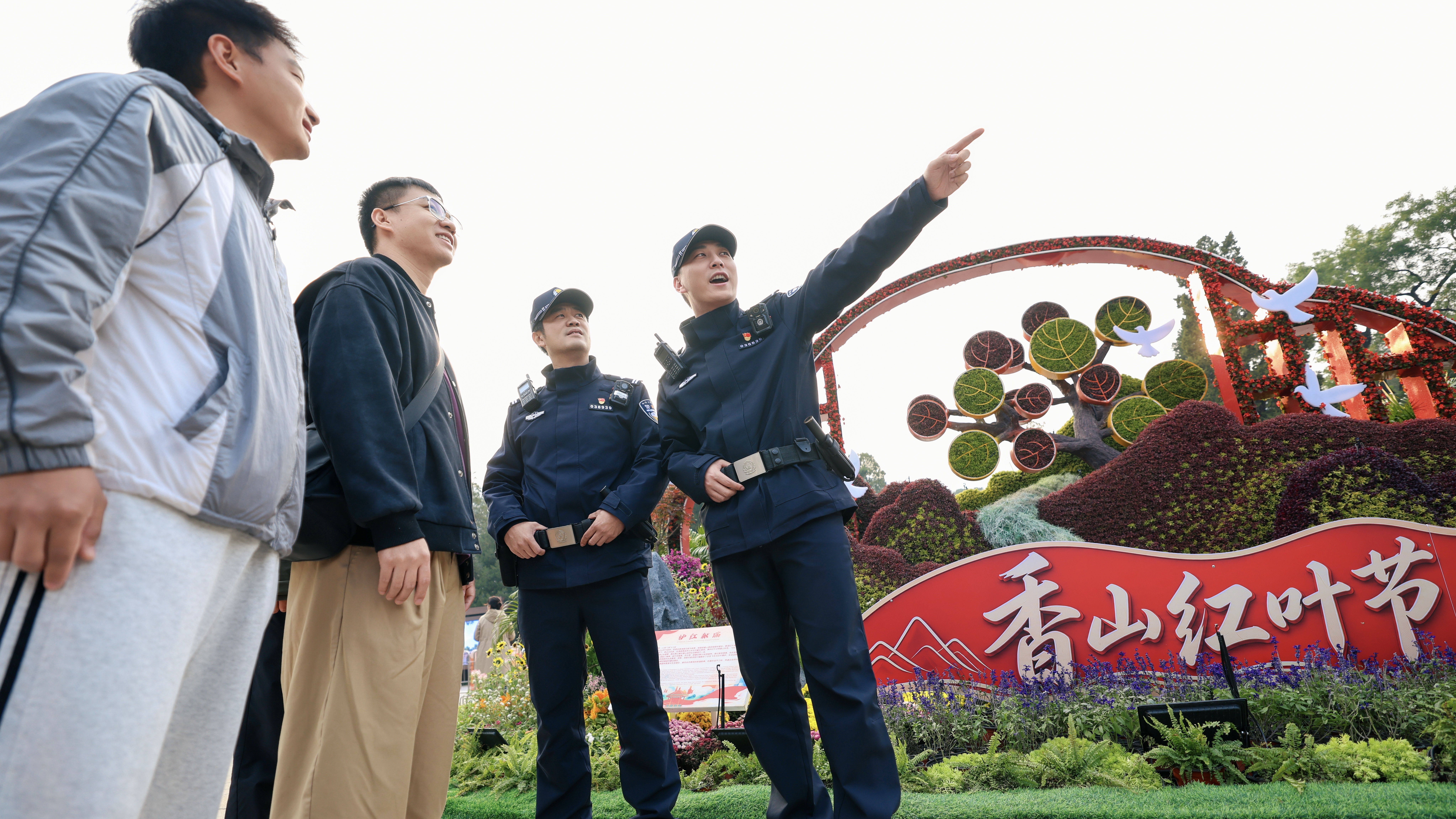 香山红叶最佳观赏期将持续到11月底，北京警方护航市民群众平安游览