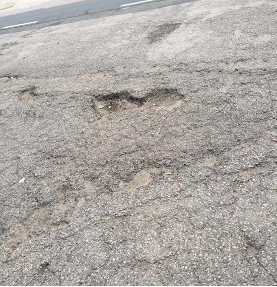 闹心的坑洼路变成舒心的平坦路,村民出行更方便 闹心的坑洼路变成舒心的平坦路,村民出行更方便